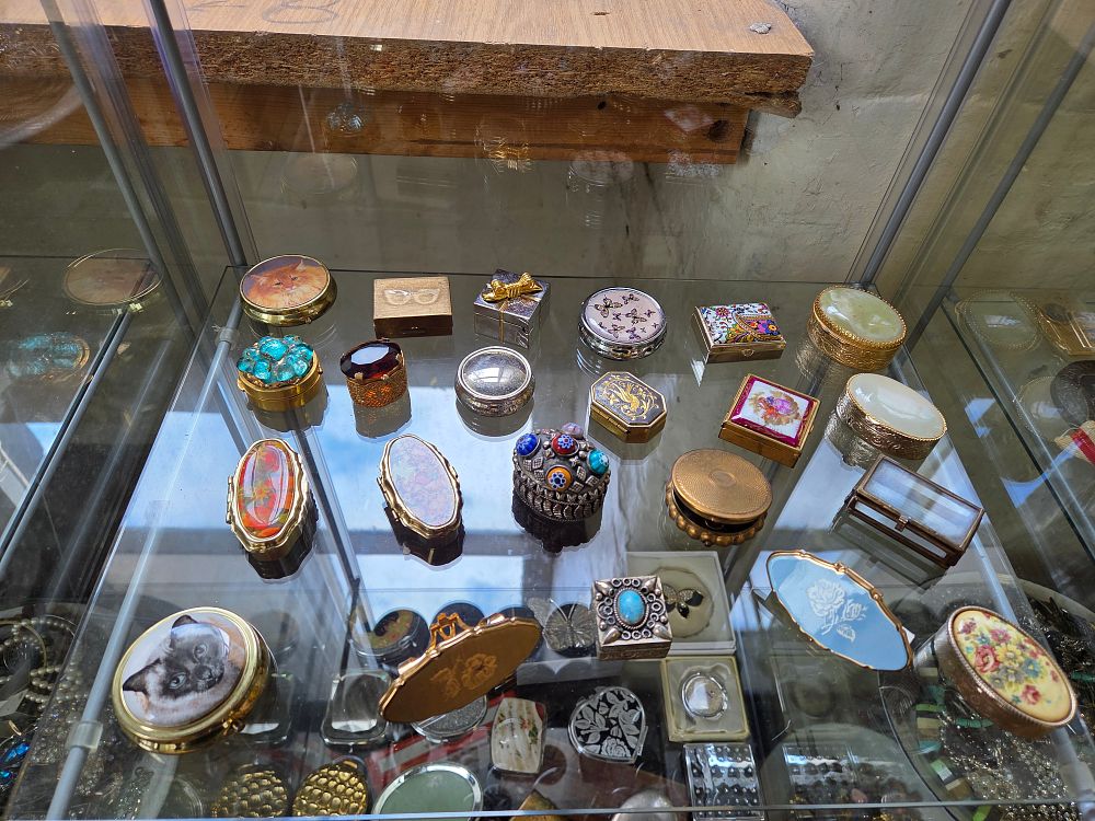 Lot 617 – A Collection of Assorted Vintage and Antique Decorative Boxes