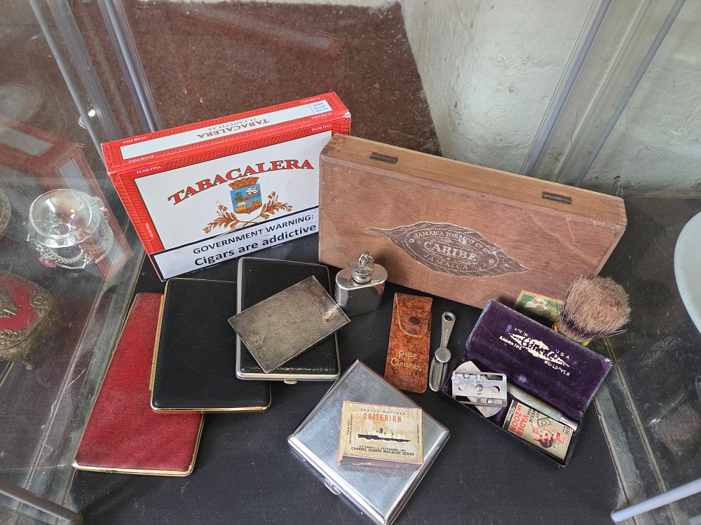 Lot 619 – A Collection of Vintage Gentleman’s Personal Accessories Including Tobacciana and Grooming Items