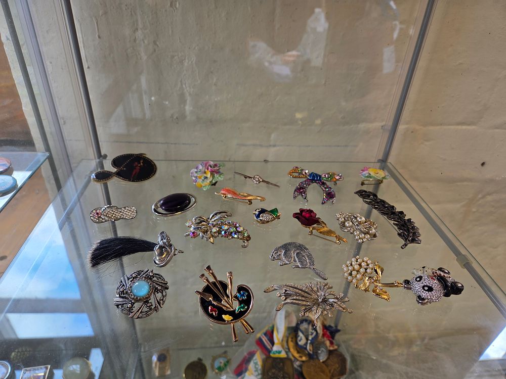 Lot 620 – An Assortment of Vintage and Contemporary Costume Jewellery Brooches and Pins