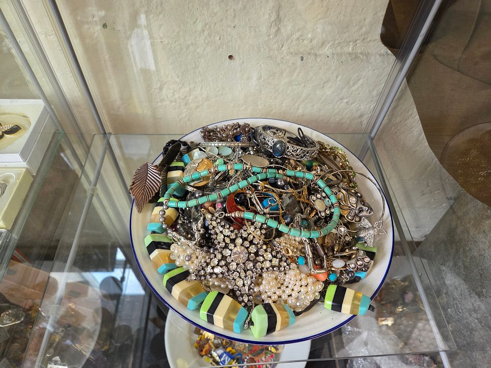 Lot 622 – An Assortment of Vintage and Contemporary Costume Jewellery