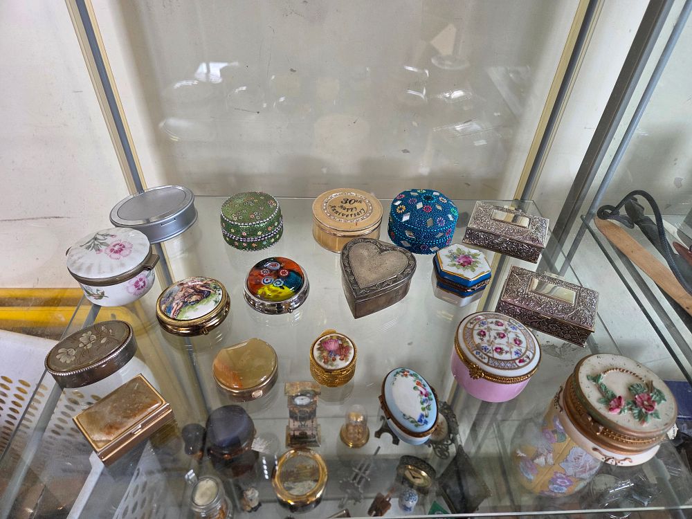 Lot 624 – An Assortment of Decorative Trinket and Pill Boxes in Porcelain, Metal, and Hardstone
