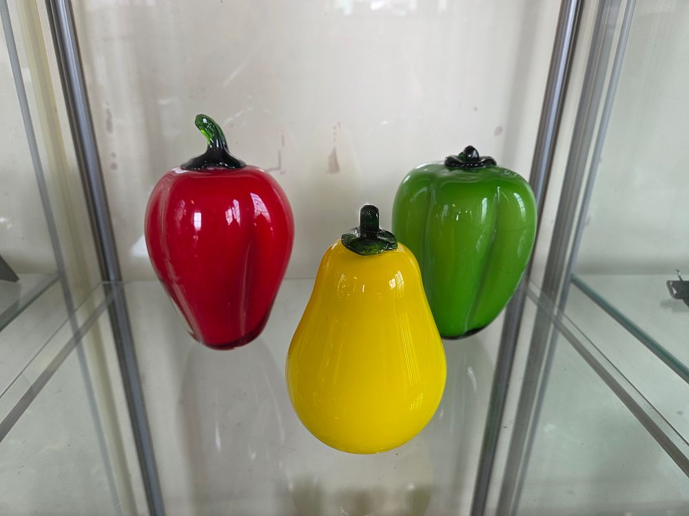 Lot 627 – A Trio of Mid-20th Century Style Hand-Blown Art Glass Fruit and Vegetable Figurines