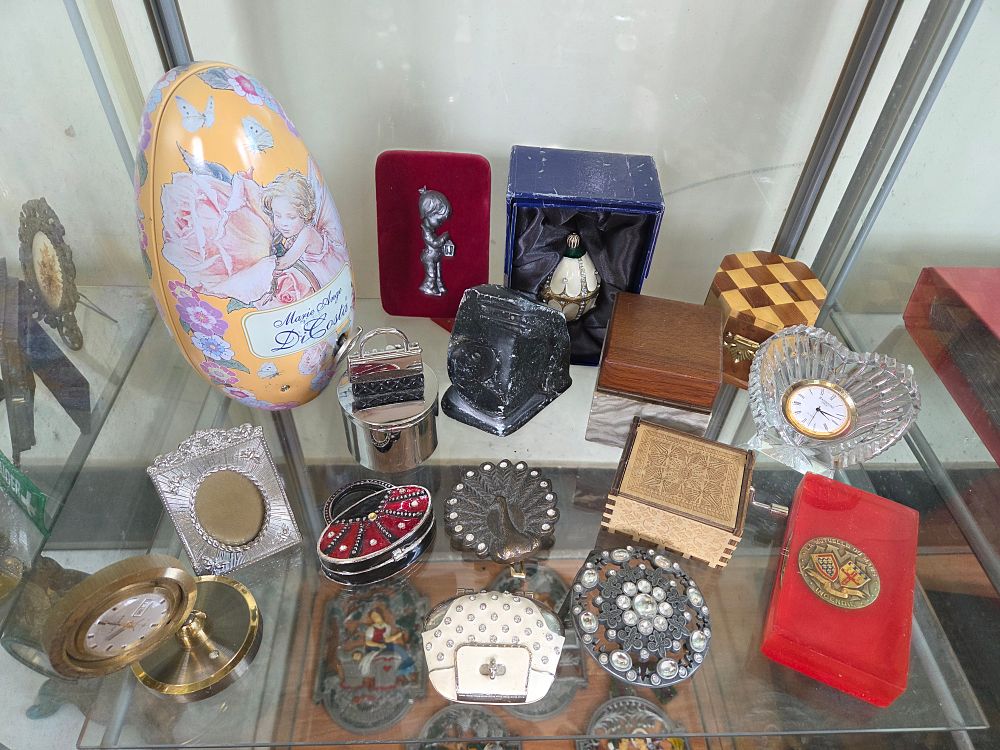 Lot 629 – An Assortment of Decorative Objects and Collectibles including Trinket Boxes, Clocks, and a Marie Ange Di Costa Tin