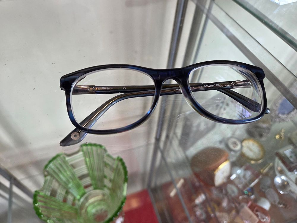 Lot 633 – A Pair of Pepe Jeans London Mottled Navy Blue Acetate Spectacle Frames