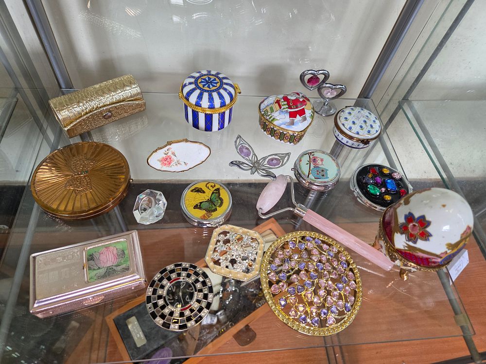 Lot 639 – A Collection of Vintage and Decorative Vanity Items, Trinket Boxes, and Compacts