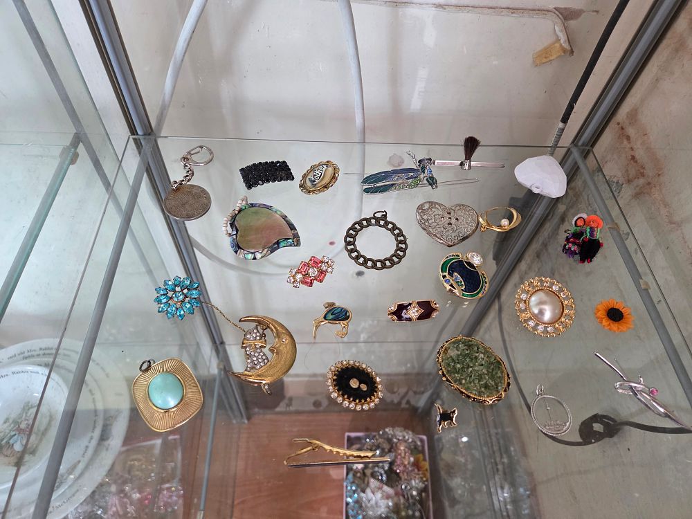 Lot 646 – A Collection of Vintage Costume Jewellery Brooches Pendants and Novelty Pins