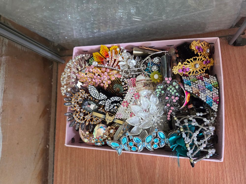 Lot 648 – A Collection of Vintage-style and Contemporary Costume Jewellery including Hair Accessories and Brooches