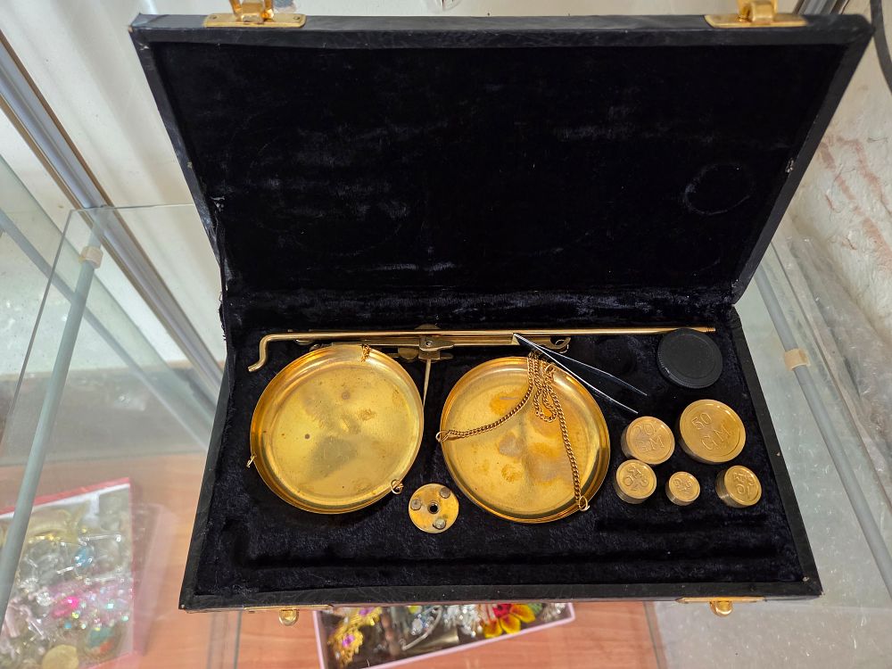 Lot 649 – Vintage Brass Jewellery Balance Scale Set with Graduated Weights in a Velvet-Lined Case