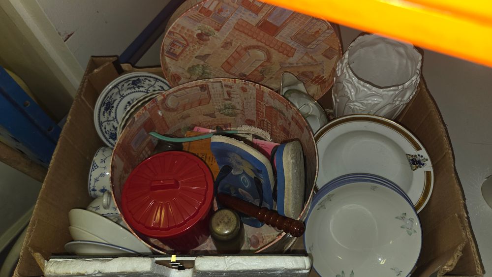 Lot 189 – An Assortment of Household Ceramics and Miscellaneous Sundries