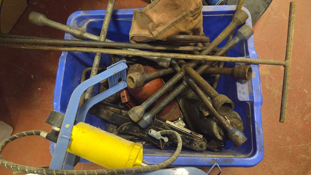 Lot 210 – A Collection of Miscellaneous Automotive and Workshop Tools
