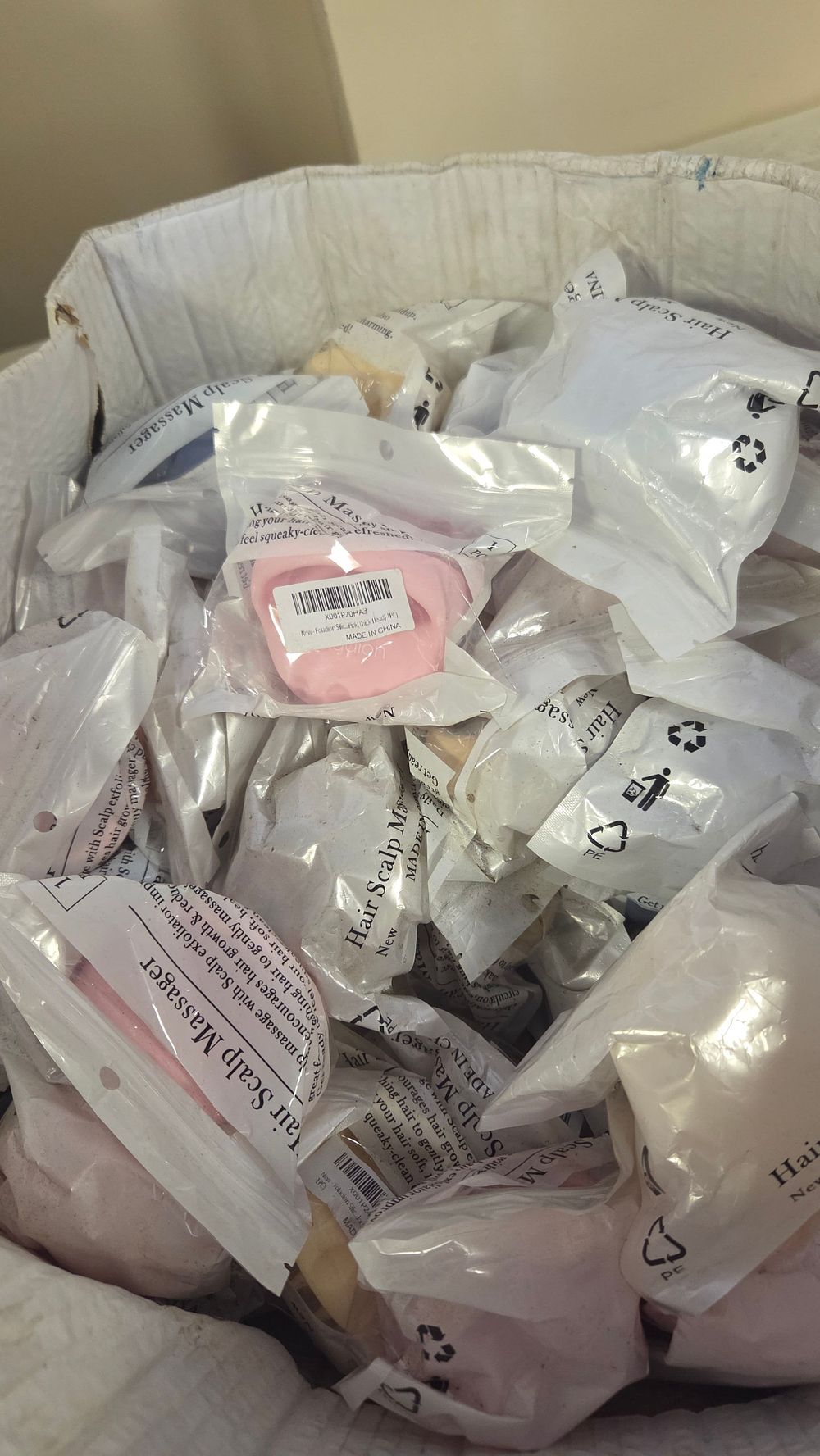 Lot 221 – A Bulk Lot of Foladion Silicone Hair Scalp Massagers