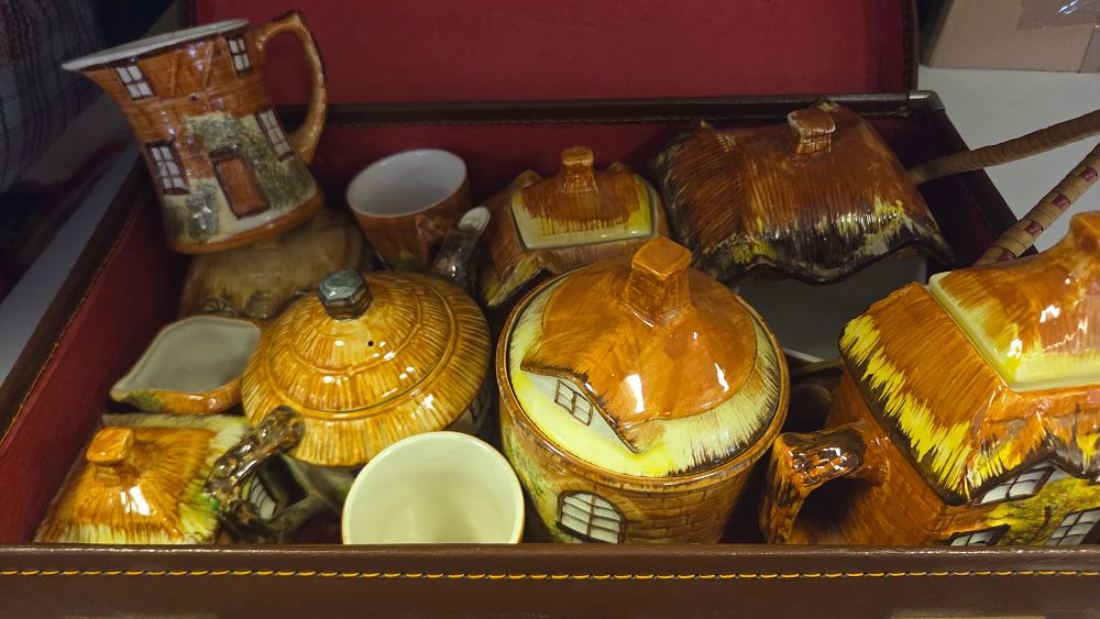Lot 250 – A Collection of Vintage British Cottageware Novelty Ceramic Tableware