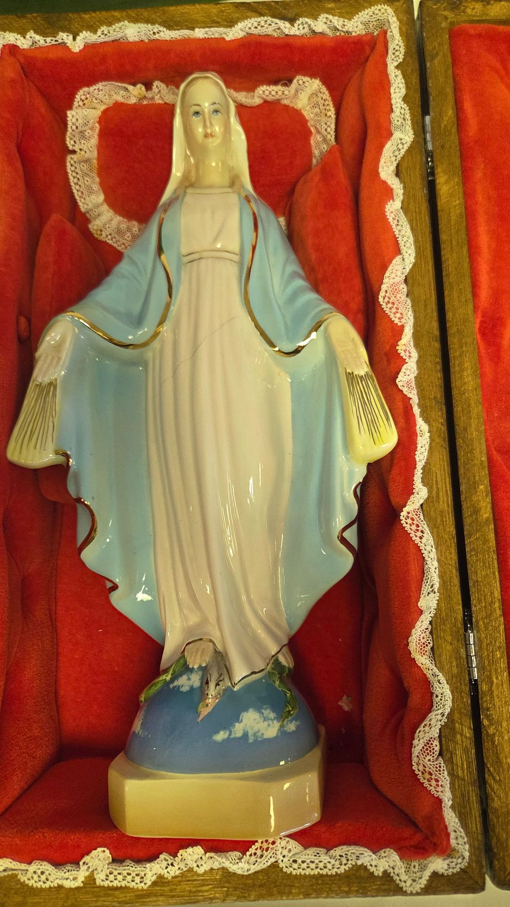 Lot 290 – Mid-20th-century porcelain figurine of Our Lady of Grace in a velvet-lined wooden presentation box