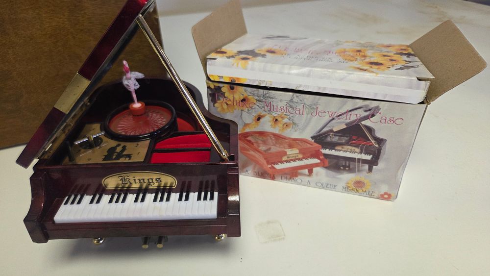 Lot 292 – Kings Deluxe Musical Grand Piano Jewellery Box Playing Piano Man