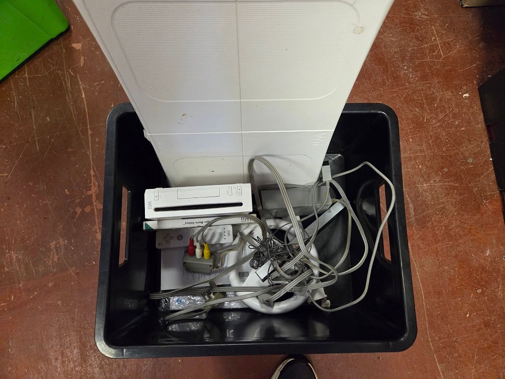 Lot 320 – A Collection of Nintendo Wii Gaming Equipment and Accessories