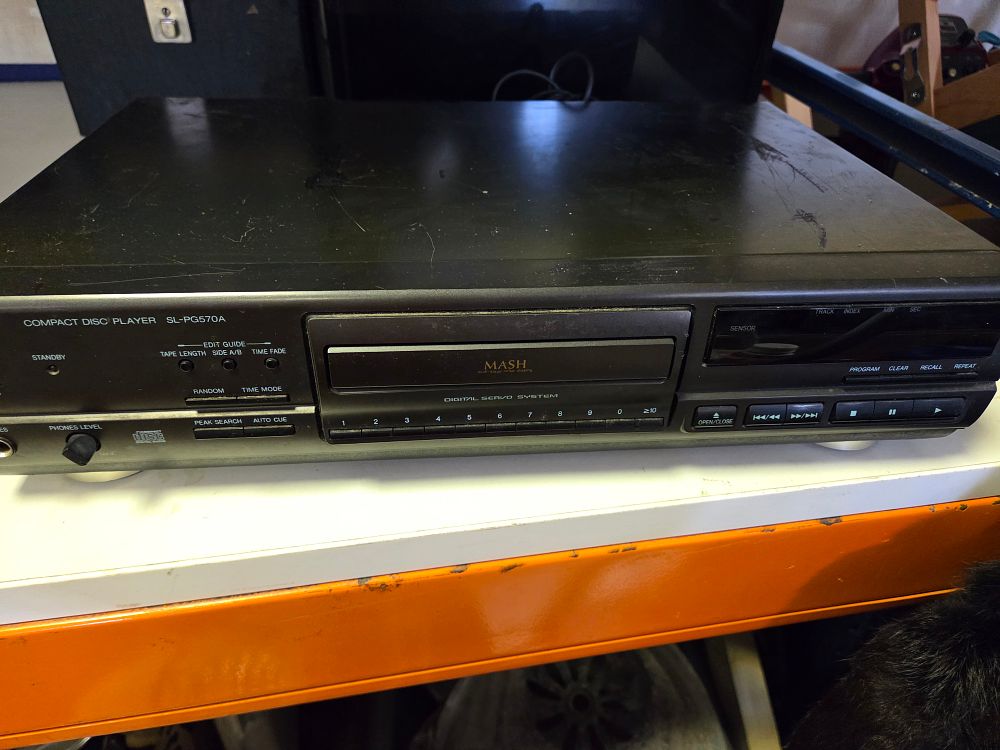 Lot 324 – Technics SL-PG570A Compact Disc Player powers on