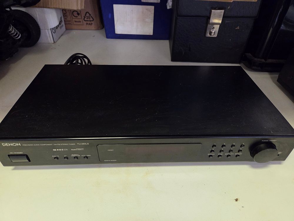 Lot 325 – Denon TU-260L II Precision Audio Component AM-FM Stereo Tuner powers on