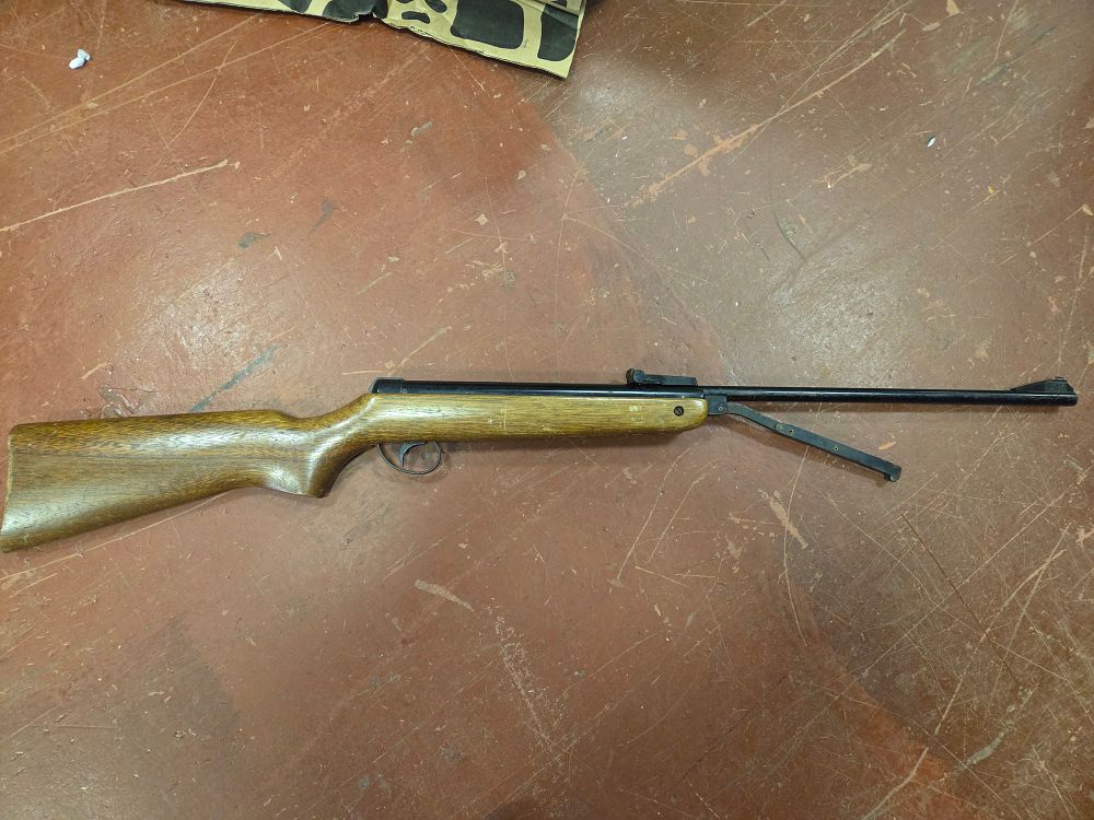 Lot 329 – An Underlever Cocking Air Rifle