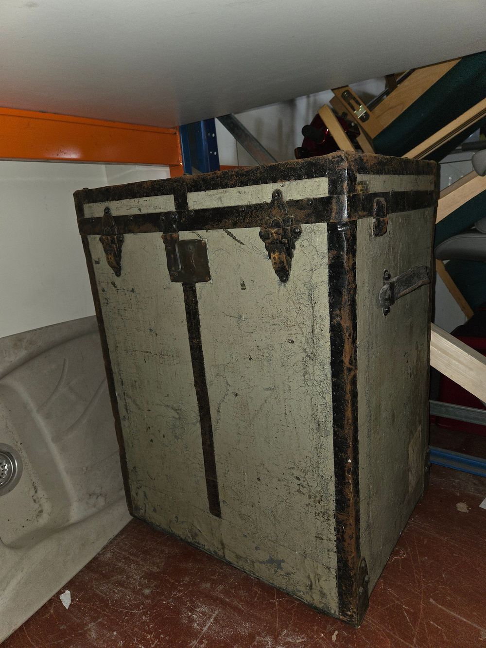 Lot 334 – Metal-bound travel trunk