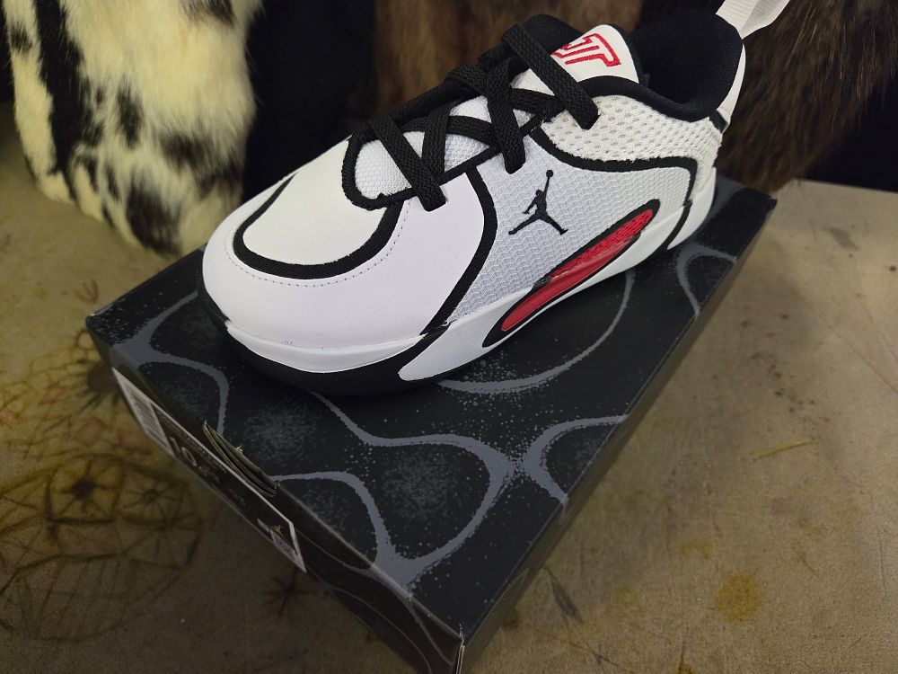Lot 400 – A Pair of New Jordan Tatum 1 Basketball Sneakers in White Black and Red Childs Size UK 9.5