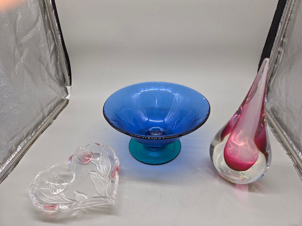 Lot 167 – A Trio of Art Glass Pieces including a Sommerso Teardrop Sculpture and a Bicolour Footed Bowl