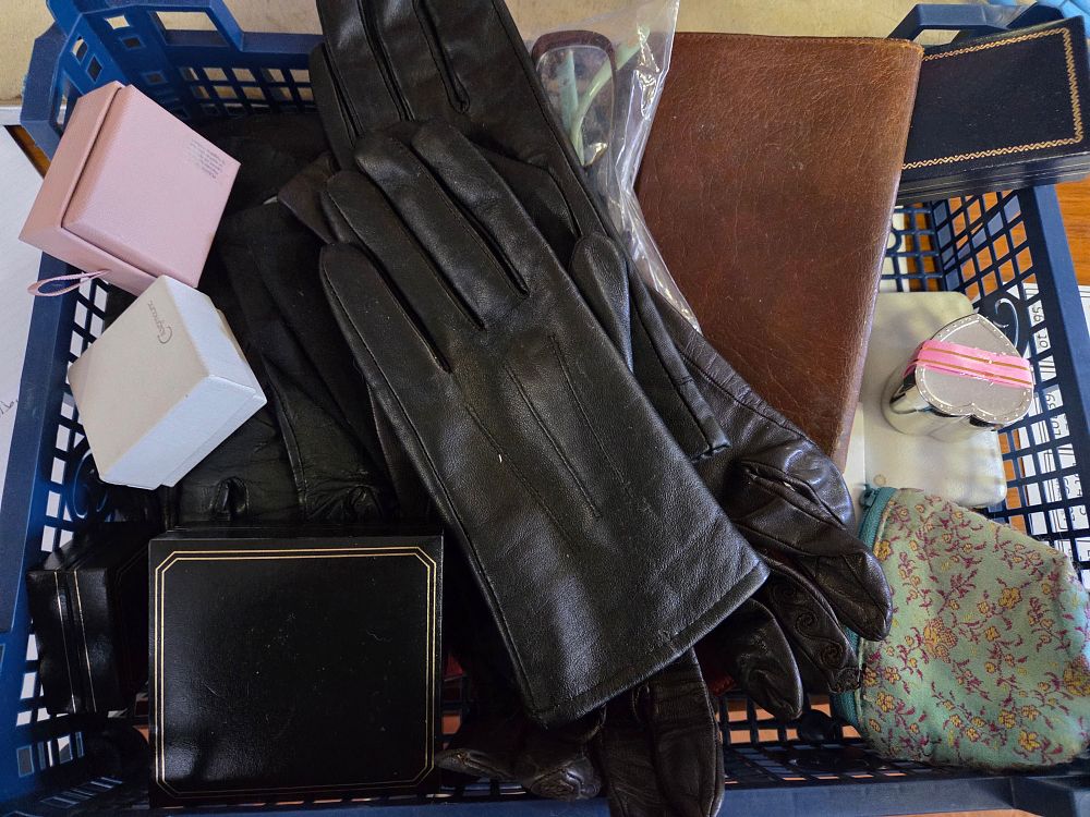 Lot 290 – An Assortment of Vintage Personal Accessories and Presentation Boxes