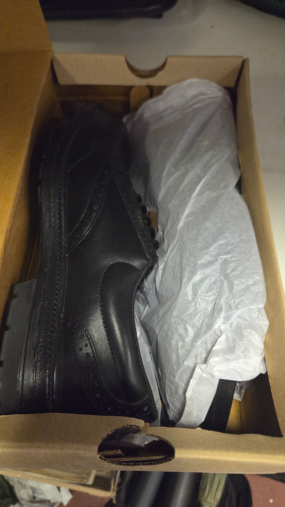 Lot 322 – A Pair of Men’s Black Leather Brogue Style Safety Shoes Size 8
