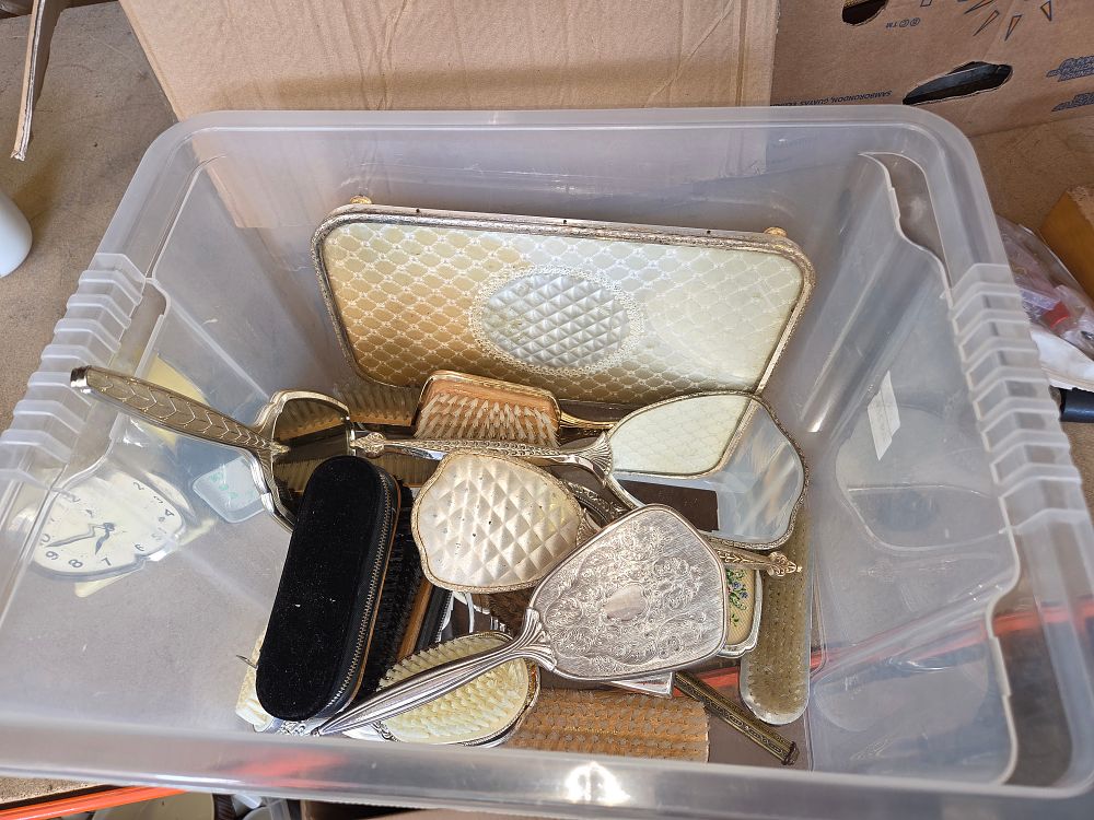 Lot 359 – An Assortment of Vintage Dressing Table and Vanity Accessories