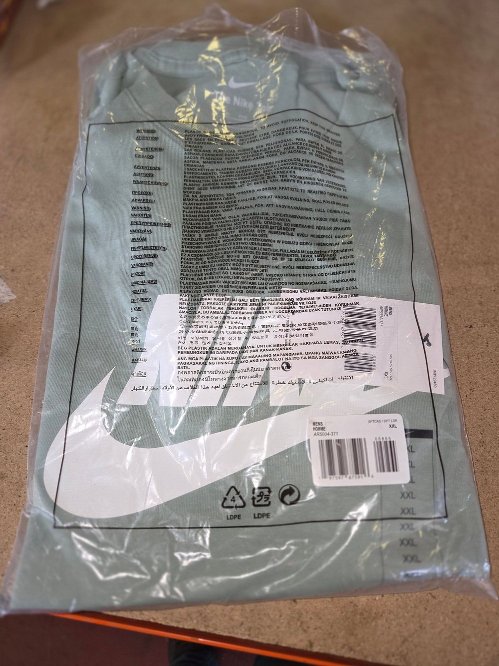 Lot 385 – Nike Mens Sportswear T-shirt in Light Green, Size XXL (AR5004-371)