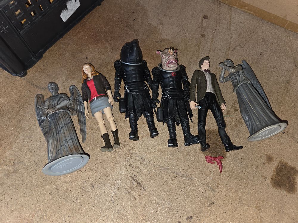 Lot 401 – A Collection of Doctor Who Action Figures