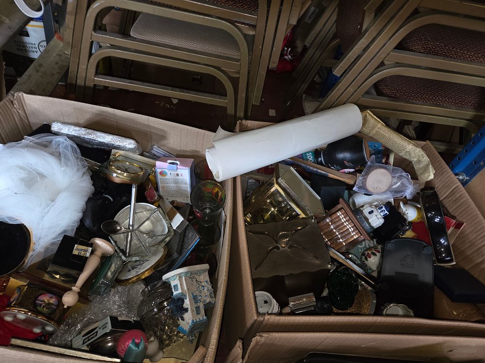Lot 414 – An Assortment of General Household Goods, Collectibles, and Decorative Objects