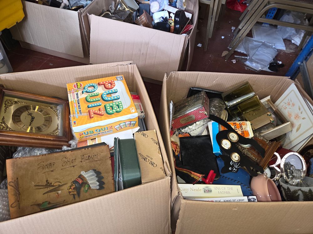 Lot 415 – An Assortment of Miscellaneous Collectables, Homeware, and Bric-a-Brac