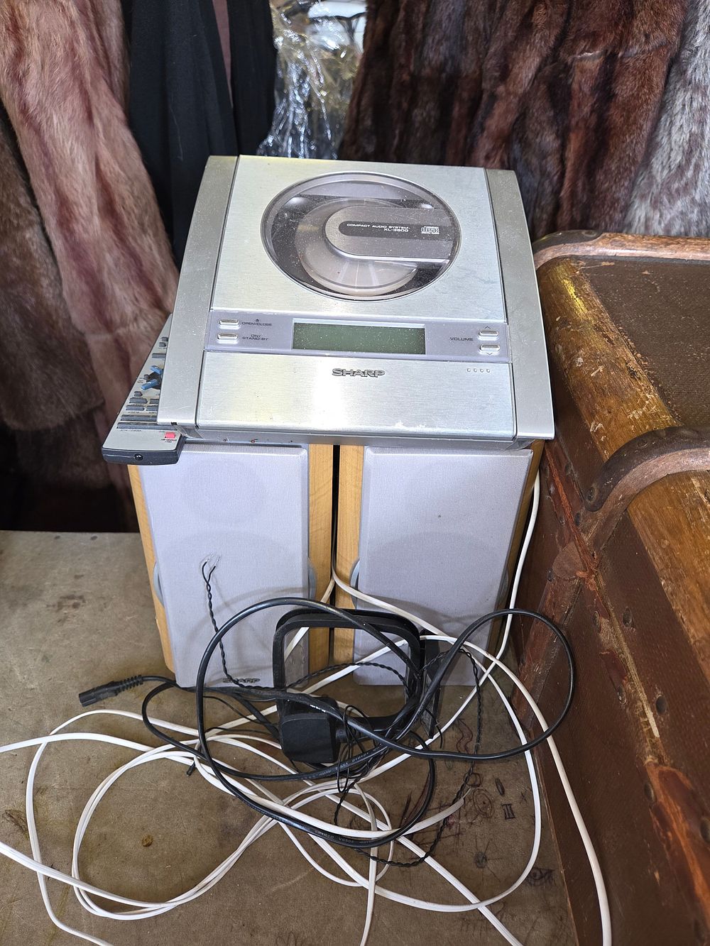 Lot 425 – Sharp XL-2500 Compact Audio Micro System with Speakers and Remote