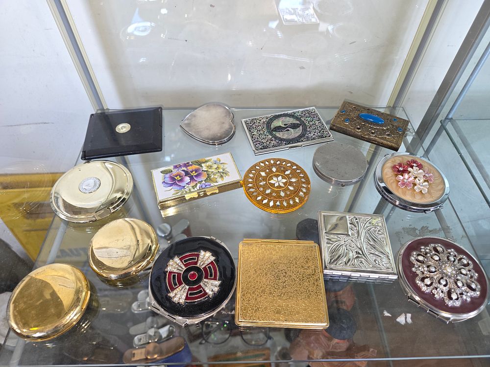 Lot 608 – An Assortment of Vintage Powder Compacts and Vanity Cases
