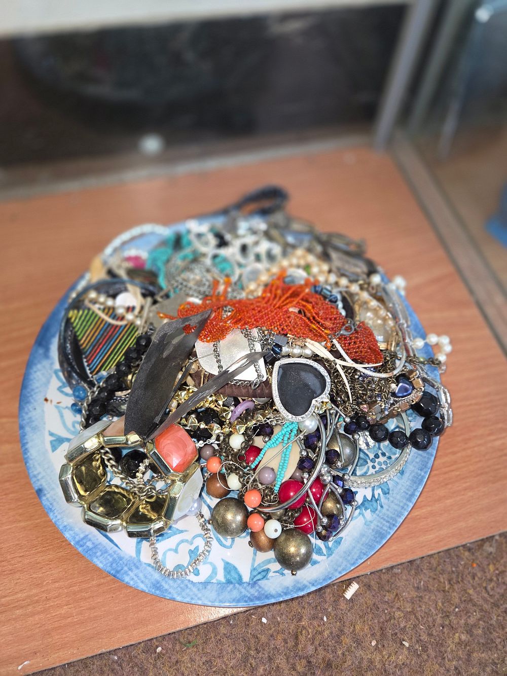 Lot 611 – An Assortment of Mixed Costume Jewellery