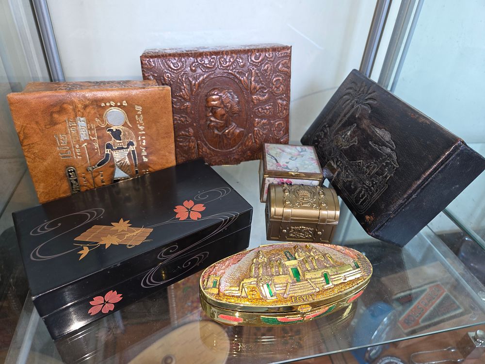 Lot 613 – An Assortment of Vintage and Antique Decorative Boxes and Trinket Containers