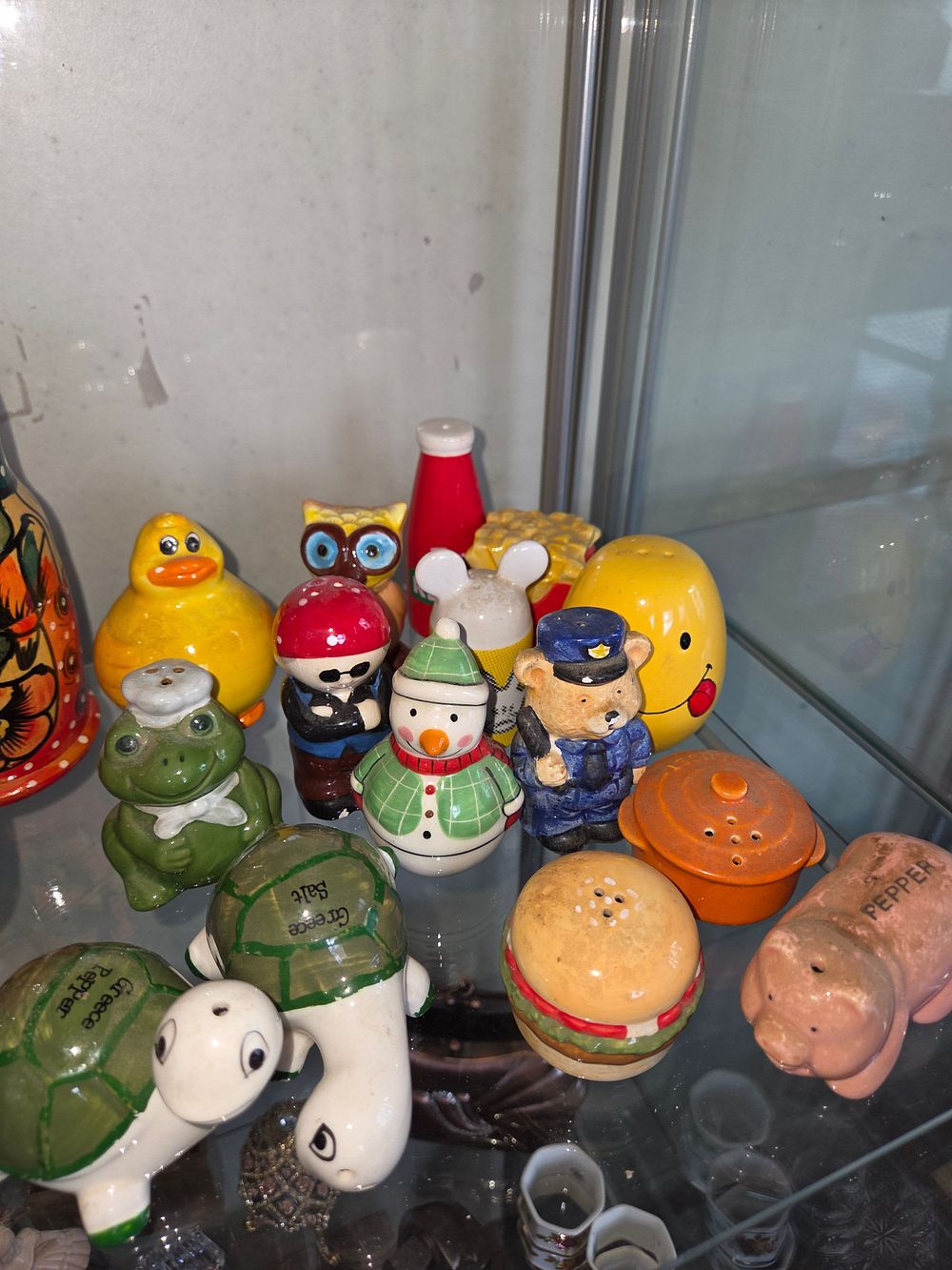 Lot 616 – An Assortment of Vintage Novelty and Souvenir Ceramic Salt and Pepper Shakers