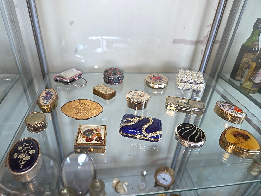 Lot 617 – A Collection of Vintage and Antique Decorative Pill Boxes, Trinket Boxes, and Compacts