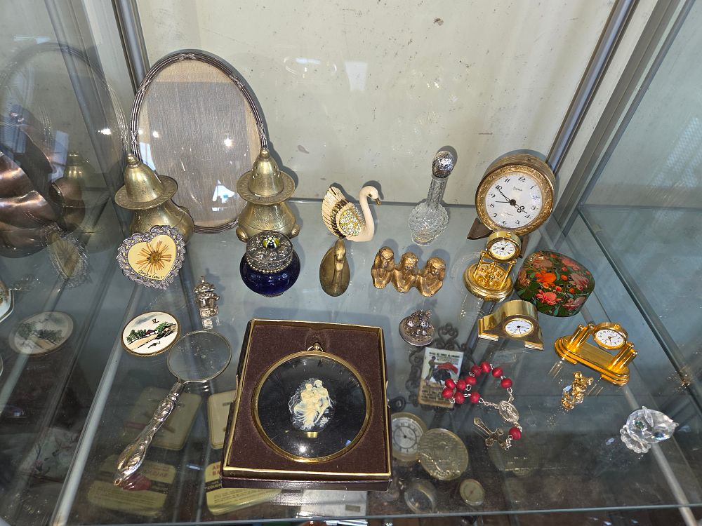 Lot 618 – A Collection of Vintage Decorative Objects and Miniature Clocks including a Swiza Mantel Clock