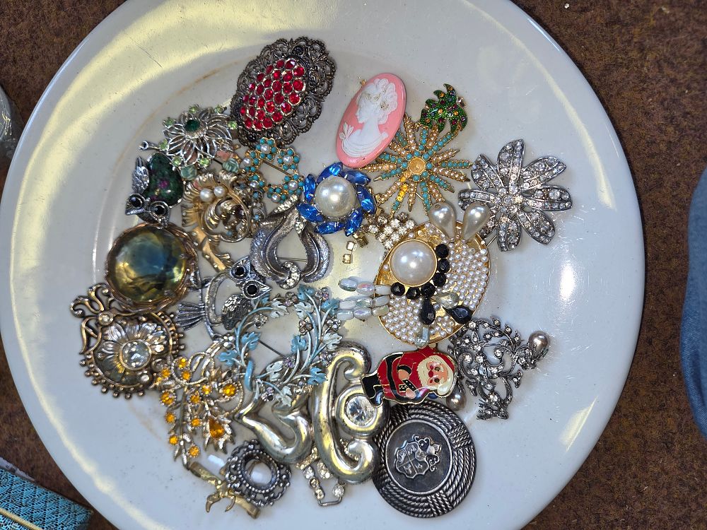 Lot 621 – A Collection of Approximately 22 Vintage Brooches