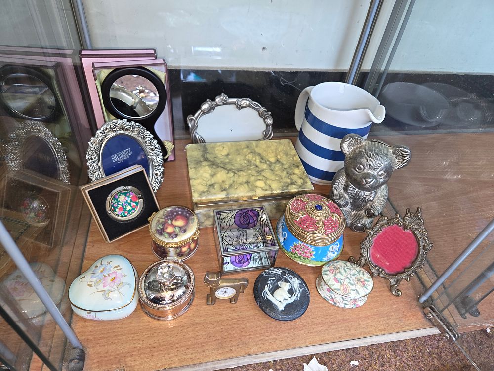 Lot 622 – An Assortment of Decorative Giftware and Collectibles