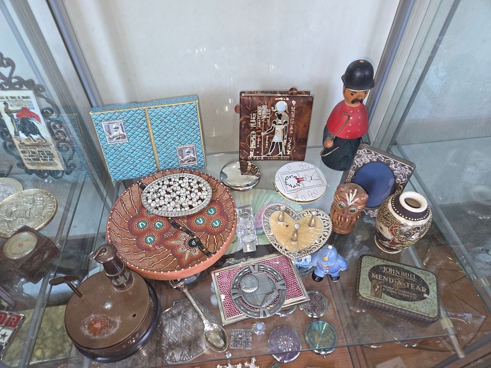 Lot 625 – A Collection of Vintage and Decorative Collectibles and Objects