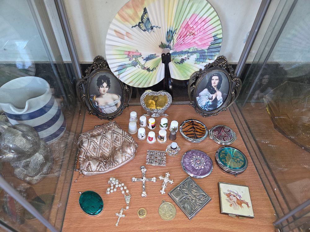 Lot 626 – A Collection of Vintage and Antique Decorative Objects and Vanity Items