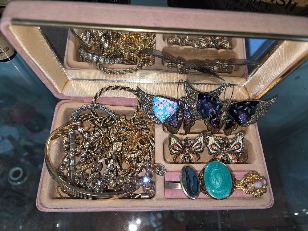 Lot 633 – A Collection of Vintage Costume Jewellery including Butterfly Brooches and Gold-tone Chains