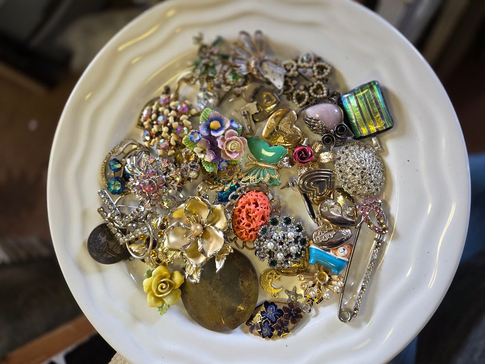 Lot 640 – An Assortment of Vintage and Contemporary Costume Jewellery Brooches and Pins