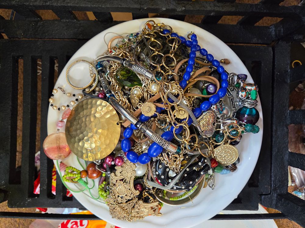 Lot 642 – An Assortment of Vintage and Contemporary Costume Jewellery