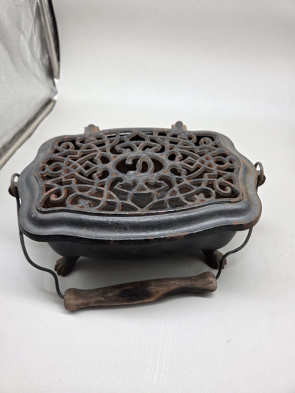 Lot 178 – Late Victorian Cast Iron Coachman’s Carraige Foot Warmer