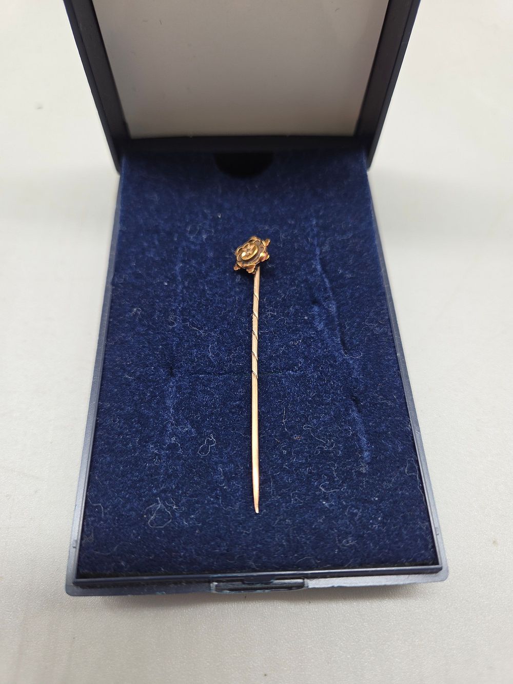 Lot 199 – Late Victorian 18ct Gold Stick Pin with Floral Motif 1.15g