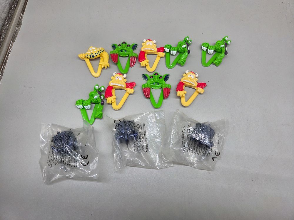 Lot 220 – A Collection of Vintage Kellogg’s Monster Klipz and Logistix Robot Wars Figures
