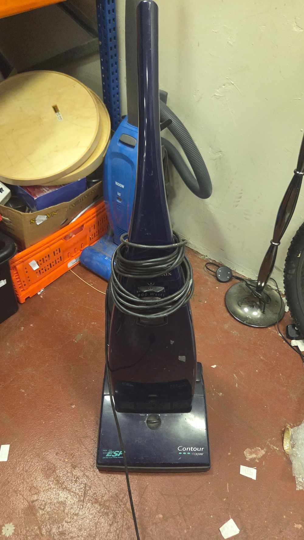 Lot 182 – Electrolux Contour 900W Upright Vacuum Cleaner powers on